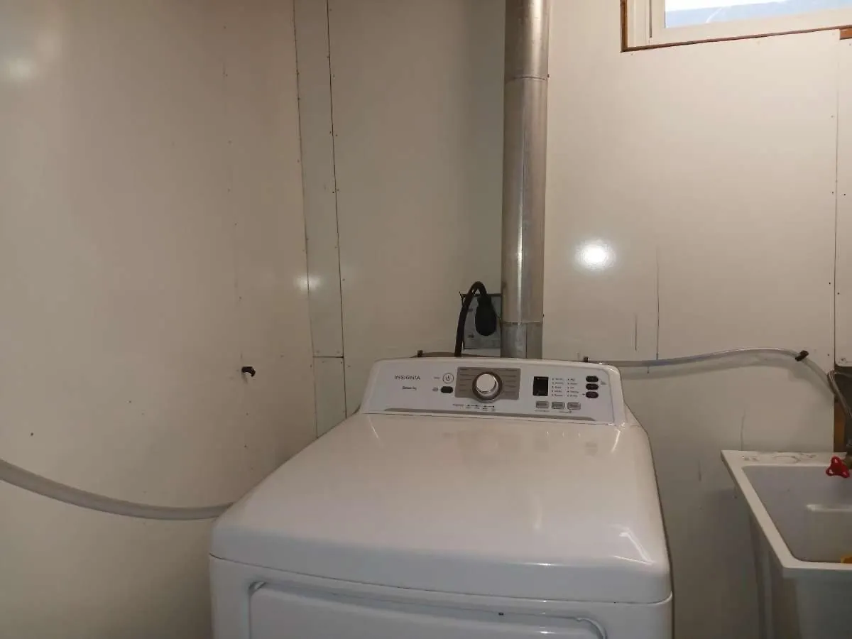 Airport Kitchener Homestay-Near Conestoga College, Fairview Mall, Plaza- 24Hrs Checkin