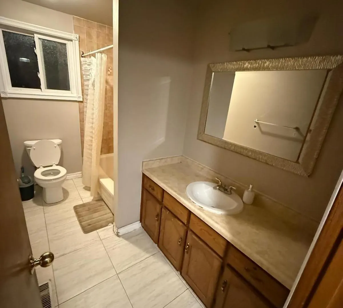 Airport Kitchener Homestay-Near Conestoga College, Fairview Mall, Plaza- 24Hrs Checkin Homestay